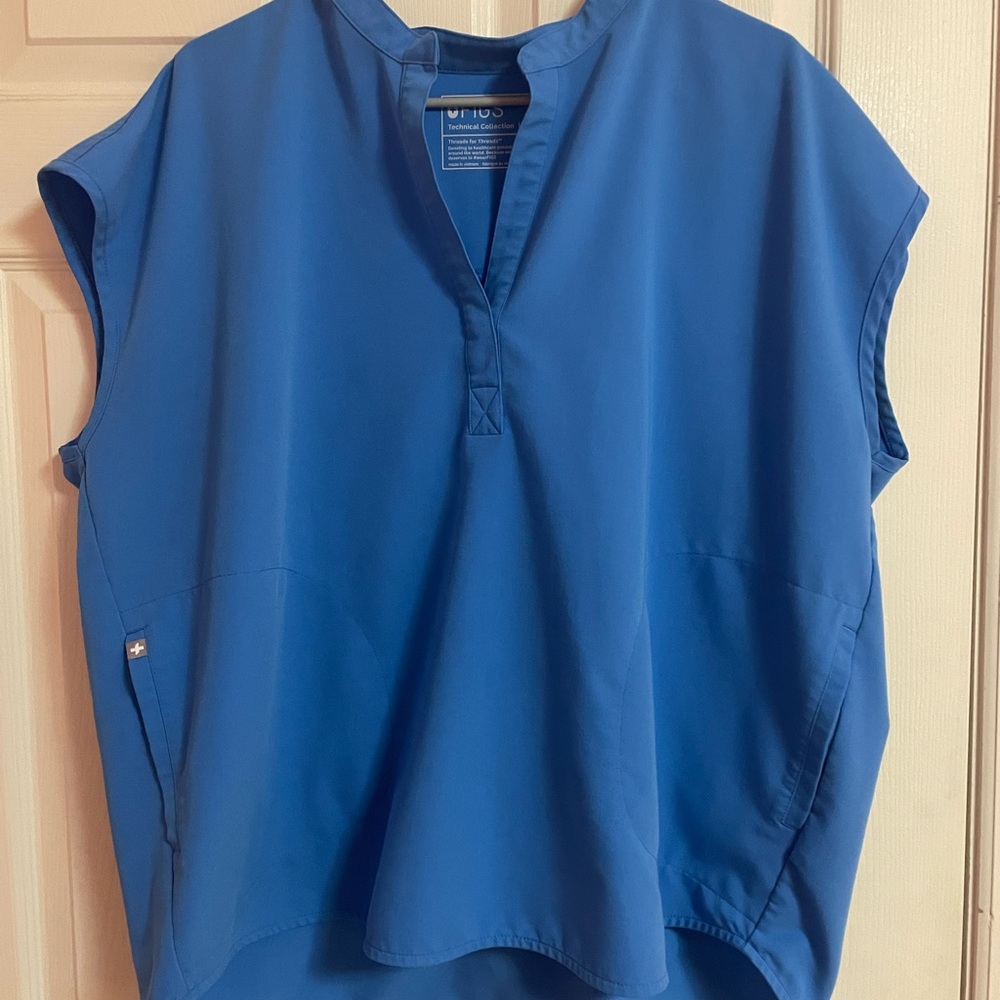 FIGS XL Scrub Top. Technical Collection.